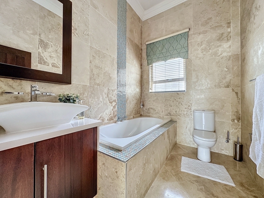 5 Bedroom Property for Sale in Silver Lakes Golf Estate Gauteng
