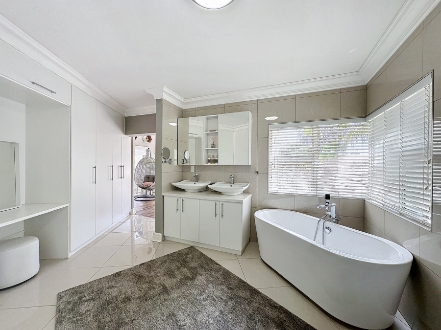 5 Bedroom Property for Sale in Silver Lakes Golf Estate Gauteng