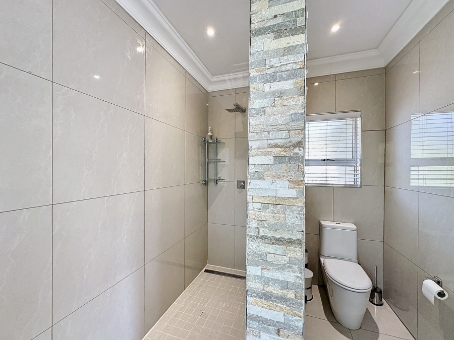 5 Bedroom Property for Sale in Silver Lakes Golf Estate Gauteng