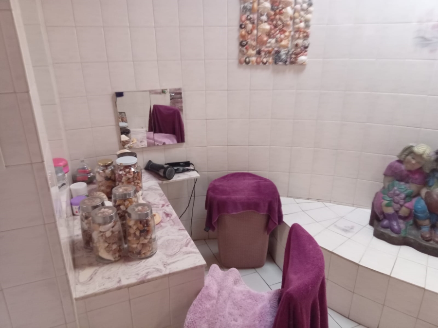 7 Bedroom Property for Sale in Dorandia Gauteng