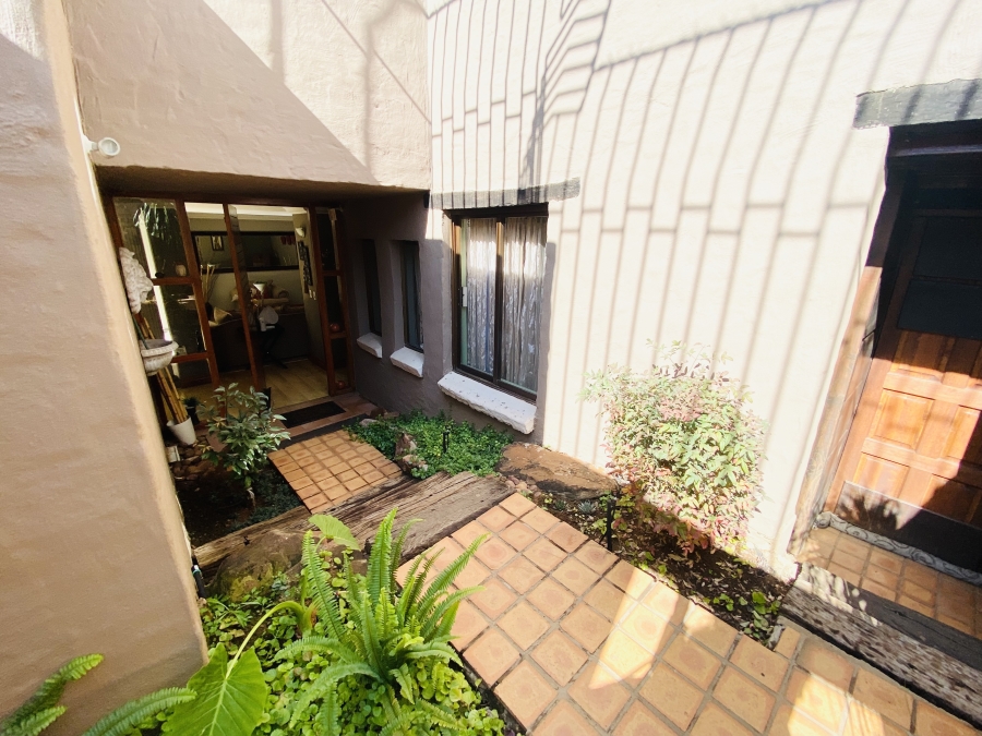 5 Bedroom Property for Sale in Faerie Glen Gauteng