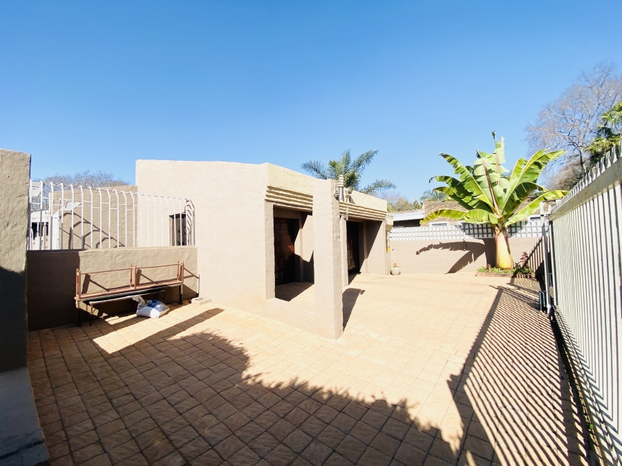 5 Bedroom Property for Sale in Faerie Glen Gauteng