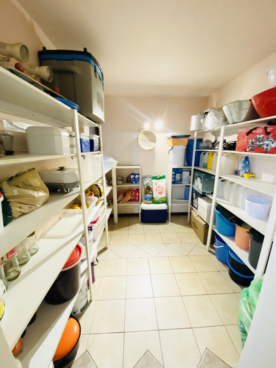 5 Bedroom Property for Sale in Faerie Glen Gauteng