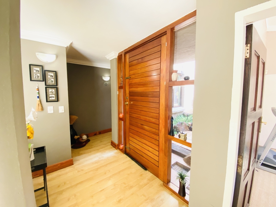 5 Bedroom Property for Sale in Faerie Glen Gauteng