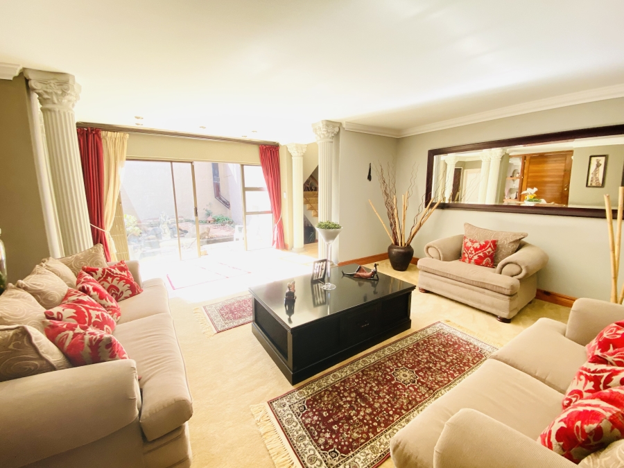 5 Bedroom Property for Sale in Faerie Glen Gauteng