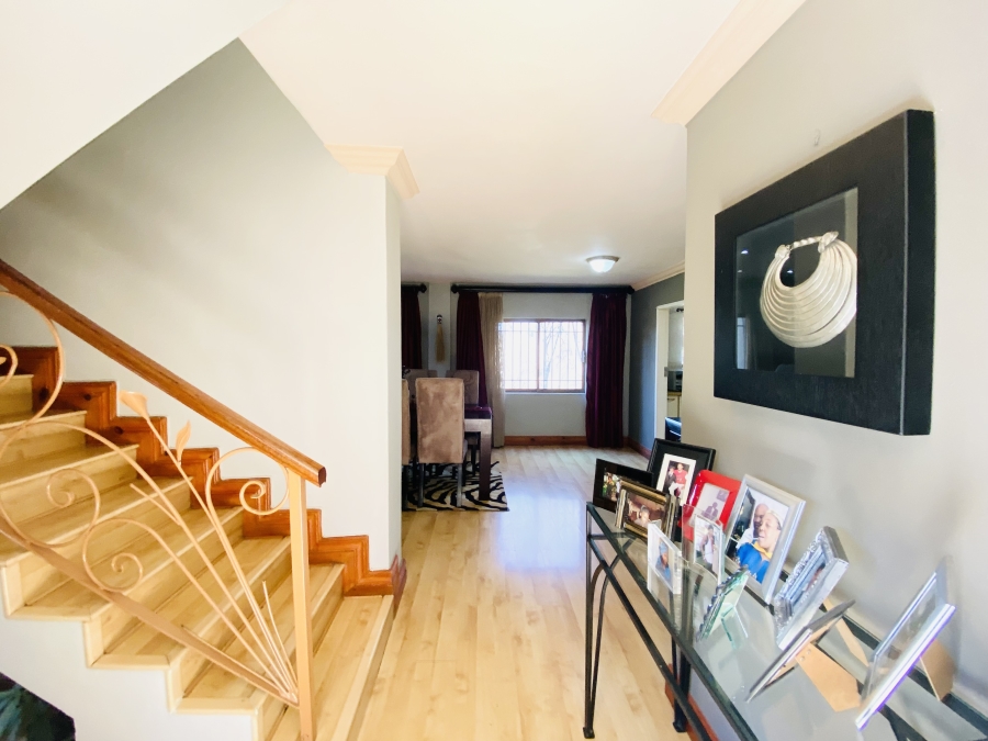 5 Bedroom Property for Sale in Faerie Glen Gauteng