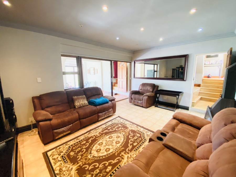 5 Bedroom Property for Sale in Faerie Glen Gauteng