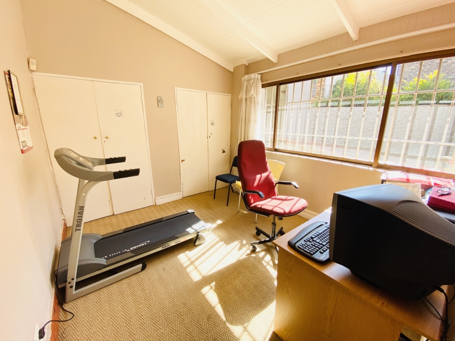 5 Bedroom Property for Sale in Faerie Glen Gauteng