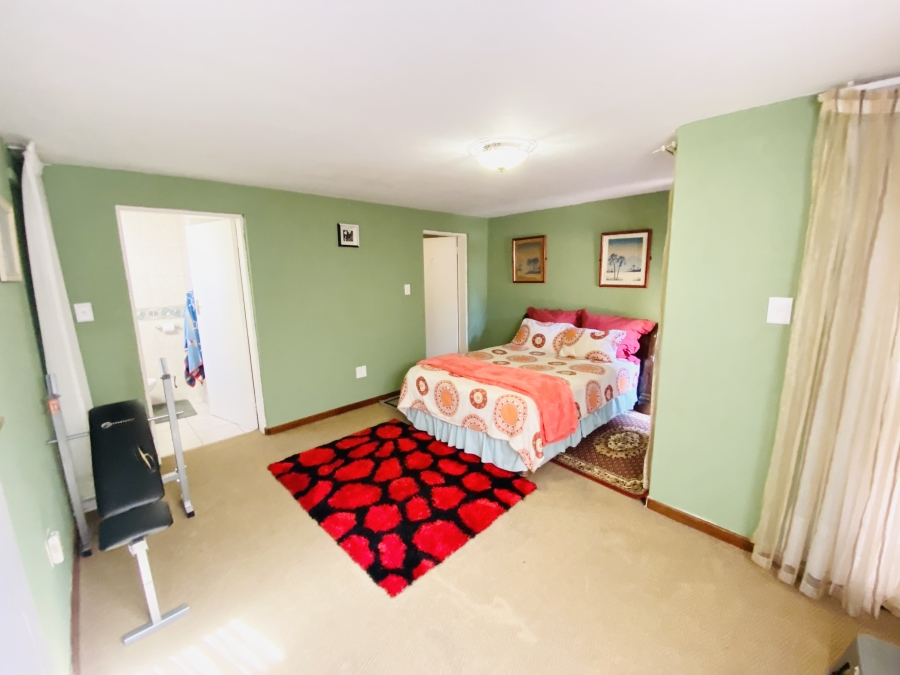 5 Bedroom Property for Sale in Faerie Glen Gauteng