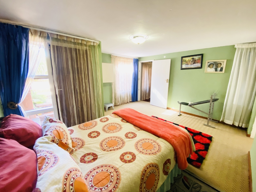 5 Bedroom Property for Sale in Faerie Glen Gauteng