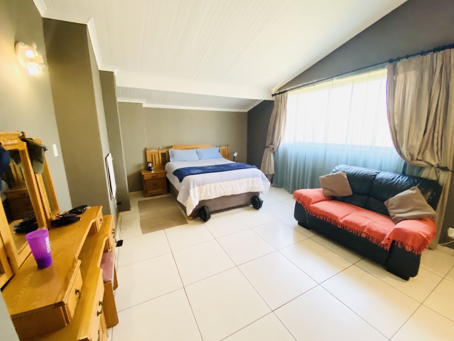 5 Bedroom Property for Sale in Faerie Glen Gauteng