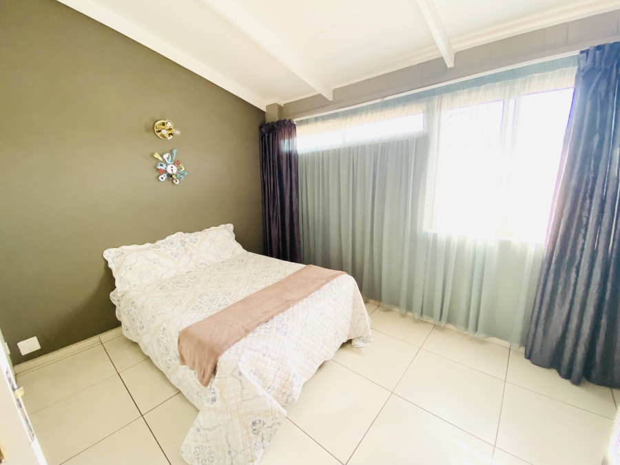5 Bedroom Property for Sale in Faerie Glen Gauteng