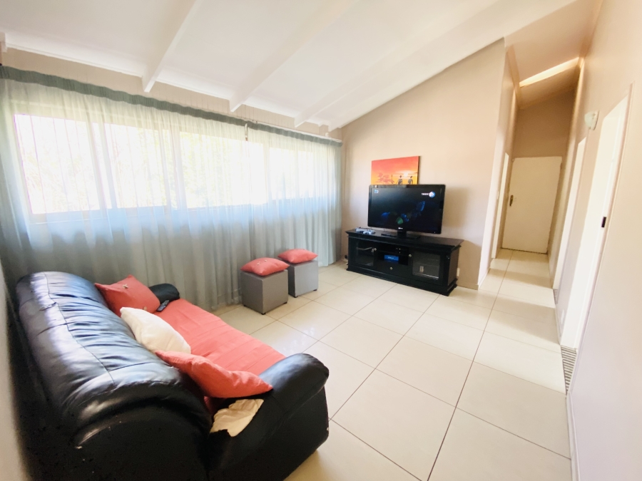5 Bedroom Property for Sale in Faerie Glen Gauteng