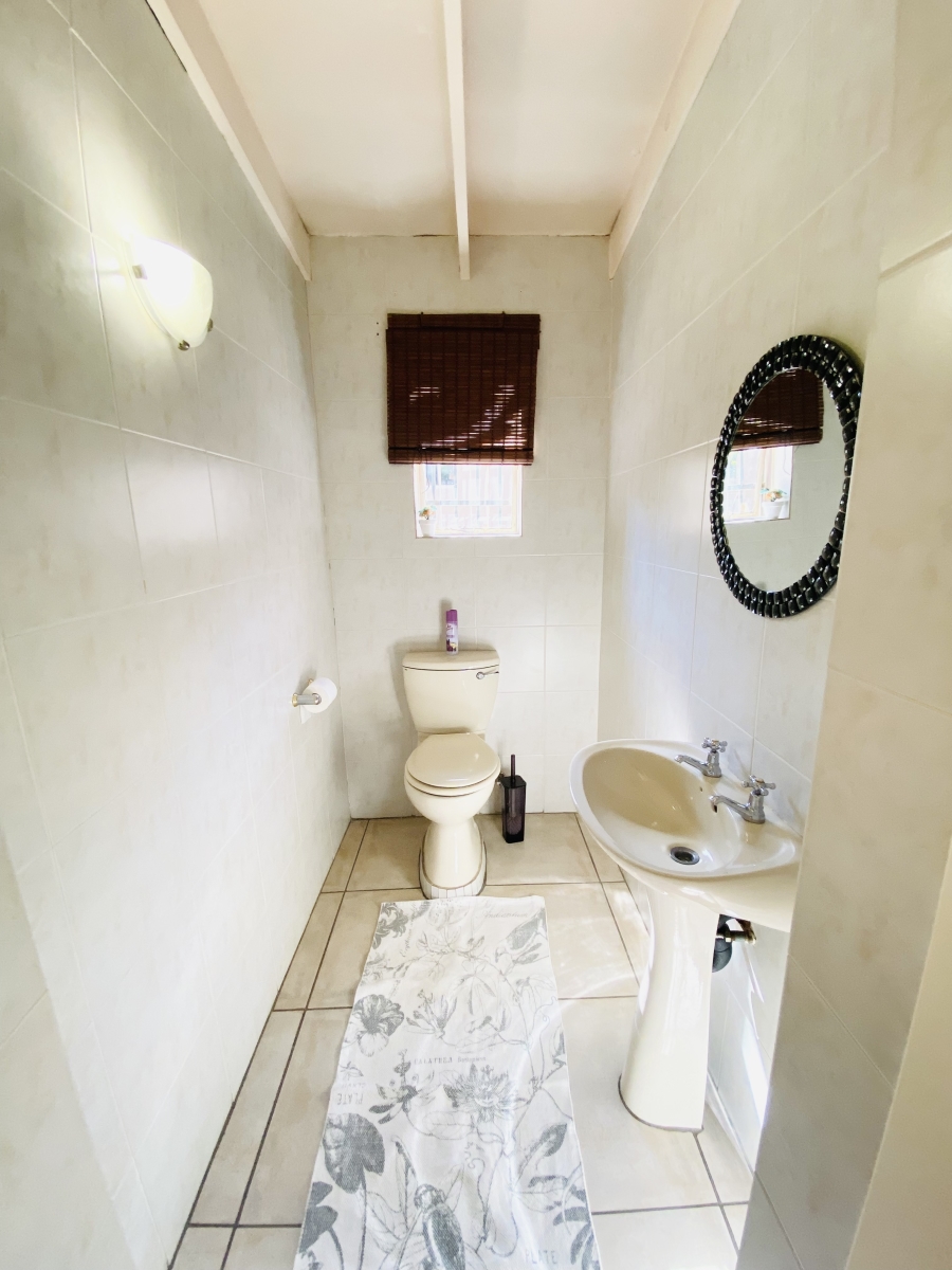 5 Bedroom Property for Sale in Faerie Glen Gauteng