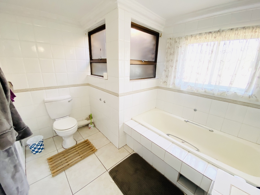 5 Bedroom Property for Sale in Faerie Glen Gauteng