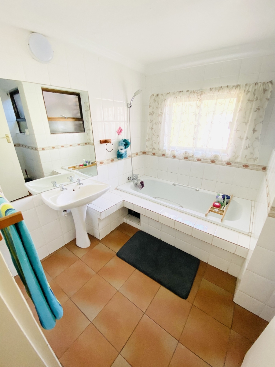 5 Bedroom Property for Sale in Faerie Glen Gauteng