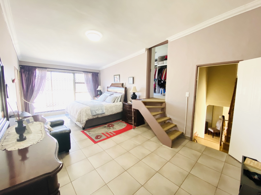 5 Bedroom Property for Sale in Faerie Glen Gauteng
