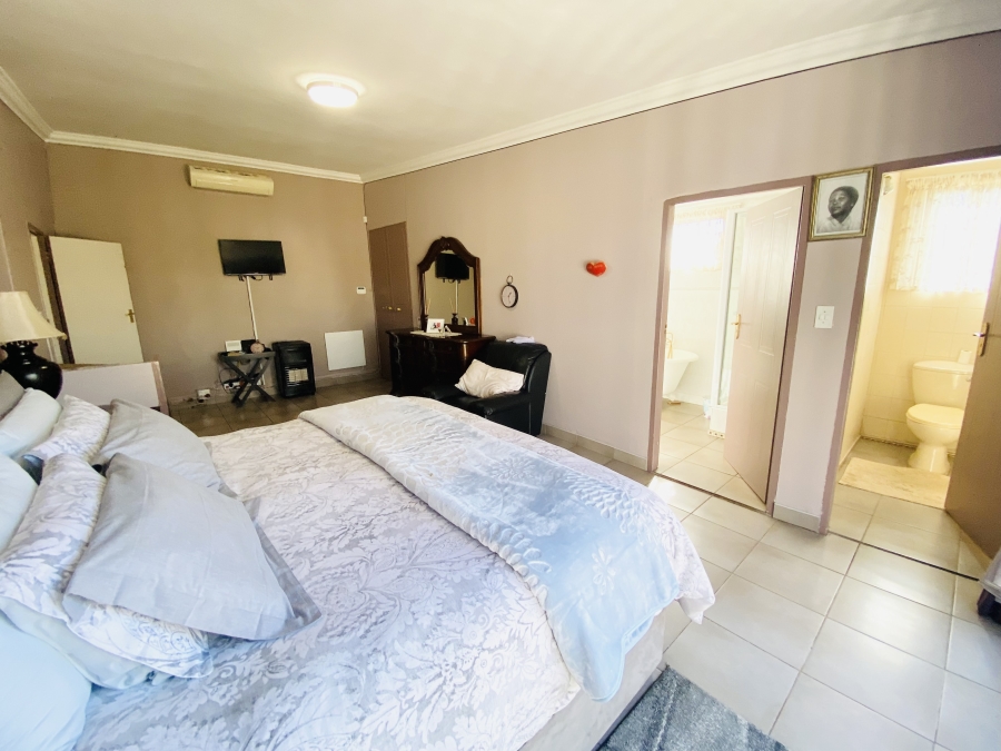 5 Bedroom Property for Sale in Faerie Glen Gauteng