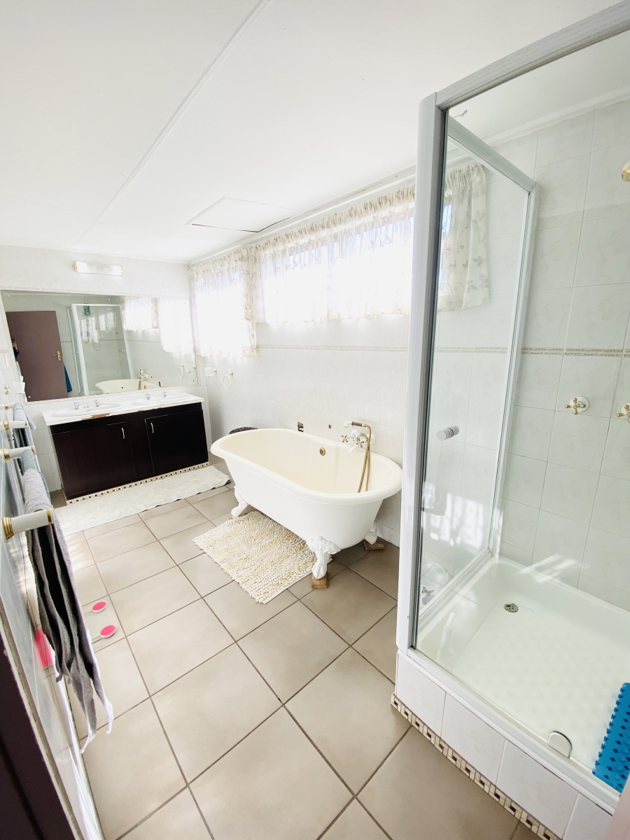 5 Bedroom Property for Sale in Faerie Glen Gauteng