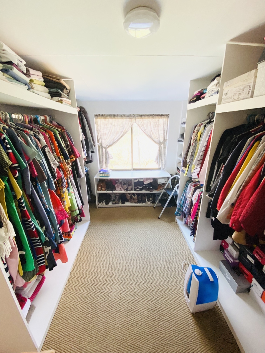 5 Bedroom Property for Sale in Faerie Glen Gauteng