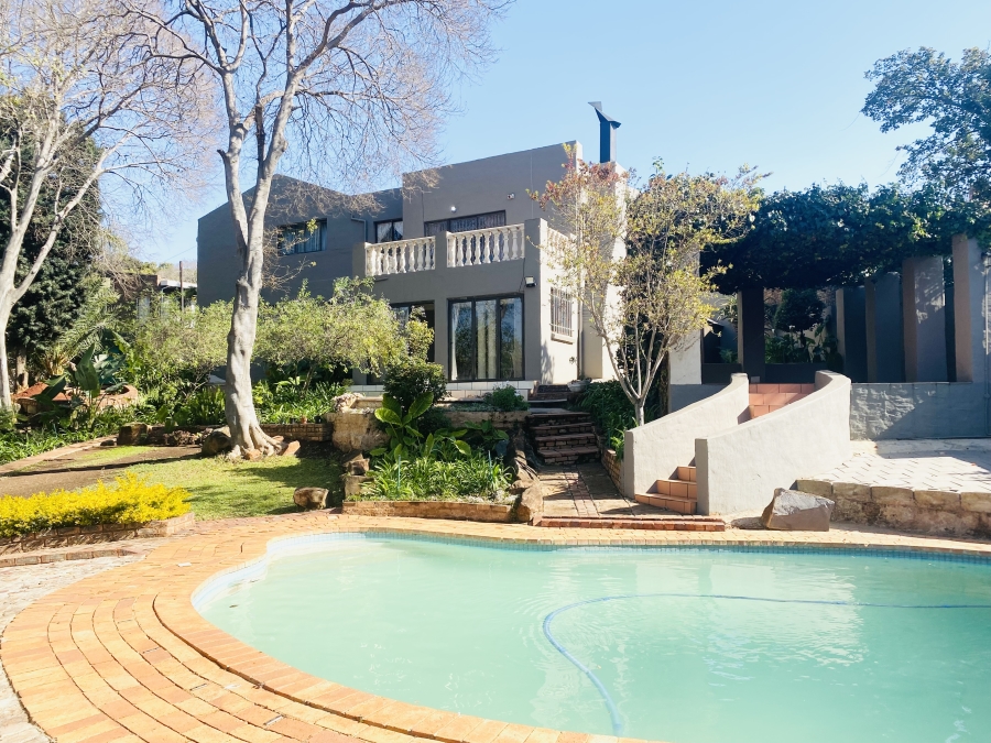 5 Bedroom Property for Sale in Faerie Glen Gauteng