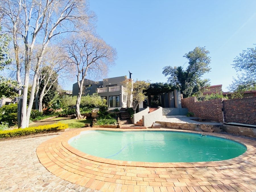 5 Bedroom Property for Sale in Faerie Glen Gauteng