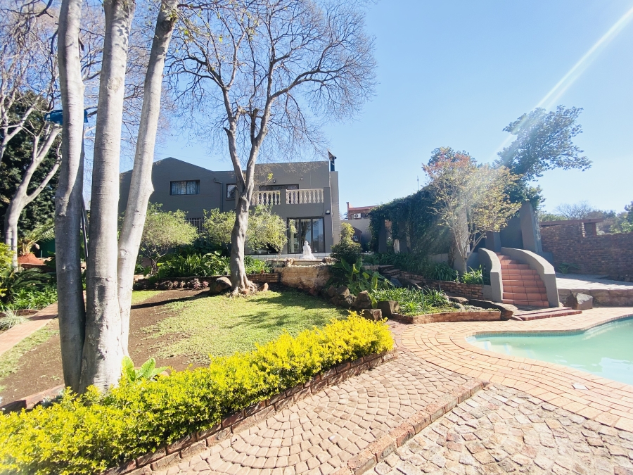 5 Bedroom Property for Sale in Faerie Glen Gauteng
