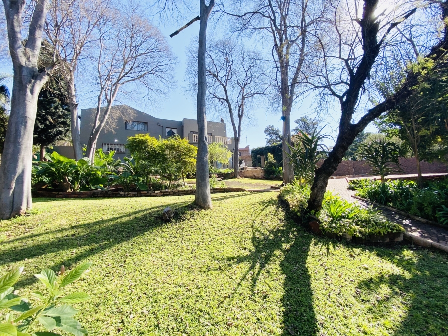 5 Bedroom Property for Sale in Faerie Glen Gauteng
