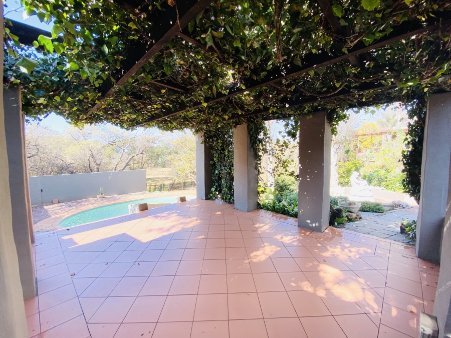 5 Bedroom Property for Sale in Faerie Glen Gauteng