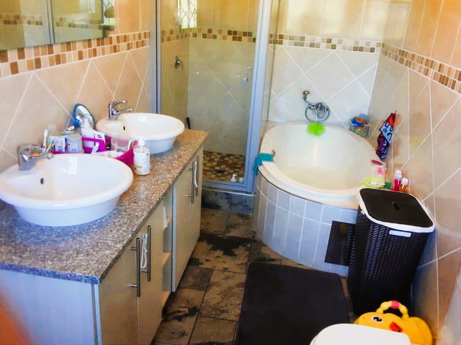 3 Bedroom Property for Sale in Mantevrede Gauteng