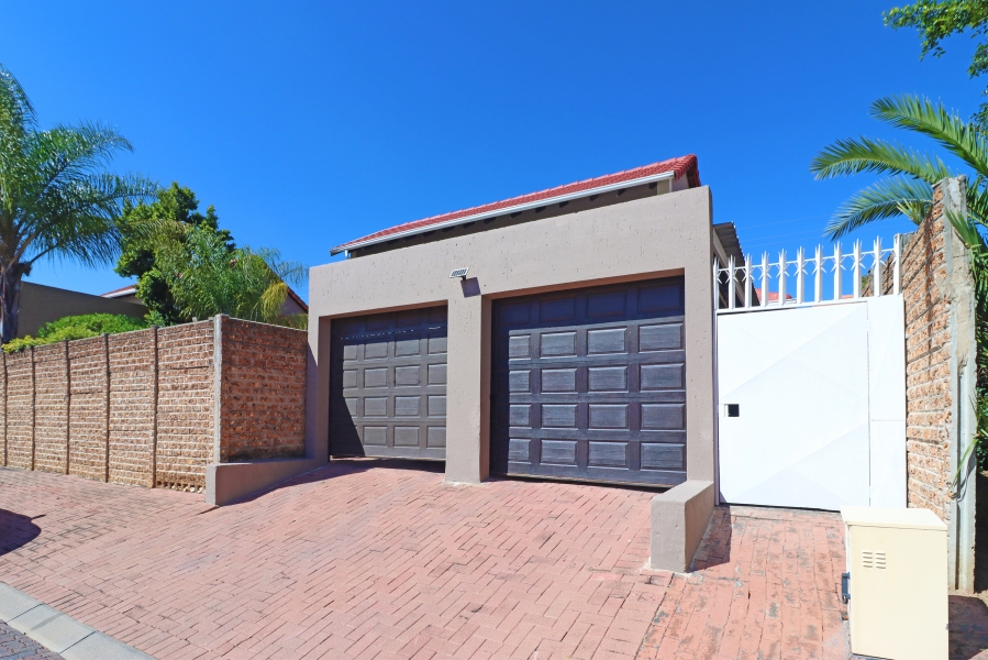 4 Bedroom Property for Sale in Broadacres Gauteng