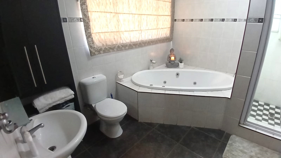 5 Bedroom Property for Sale in Golf Park Gauteng