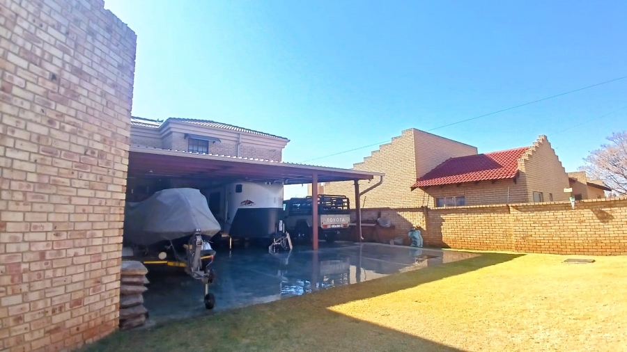 5 Bedroom Property for Sale in Golf Park Gauteng
