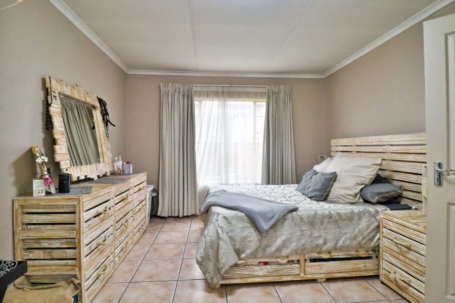 2 Bedroom Property for Sale in Rooihuiskraal Gauteng