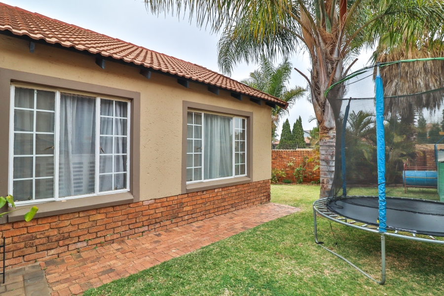 2 Bedroom Property for Sale in Rooihuiskraal Gauteng