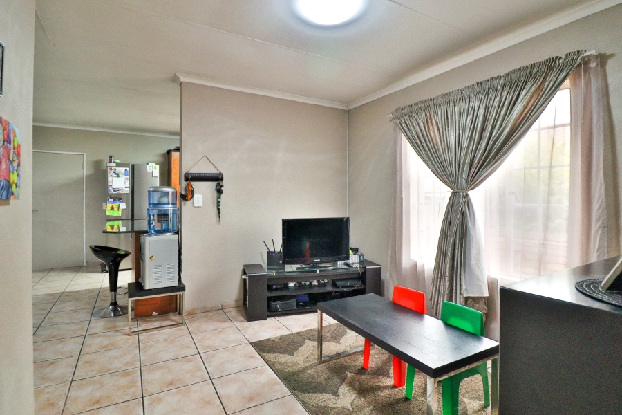 2 Bedroom Property for Sale in Rooihuiskraal Gauteng