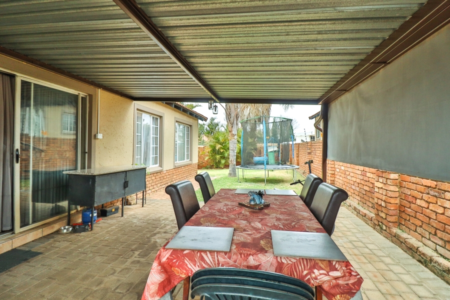 2 Bedroom Property for Sale in Rooihuiskraal Gauteng