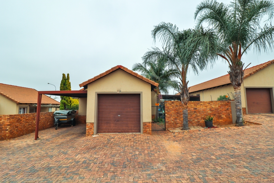 2 Bedroom Property for Sale in Rooihuiskraal Gauteng