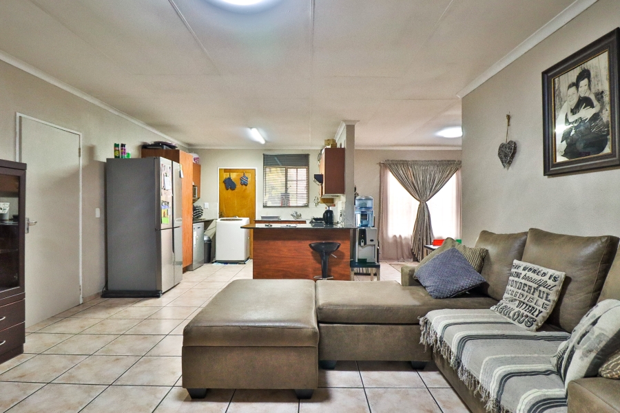 2 Bedroom Property for Sale in Rooihuiskraal Gauteng