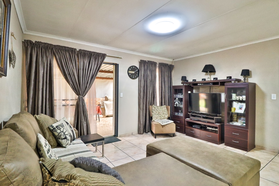 2 Bedroom Property for Sale in Rooihuiskraal Gauteng