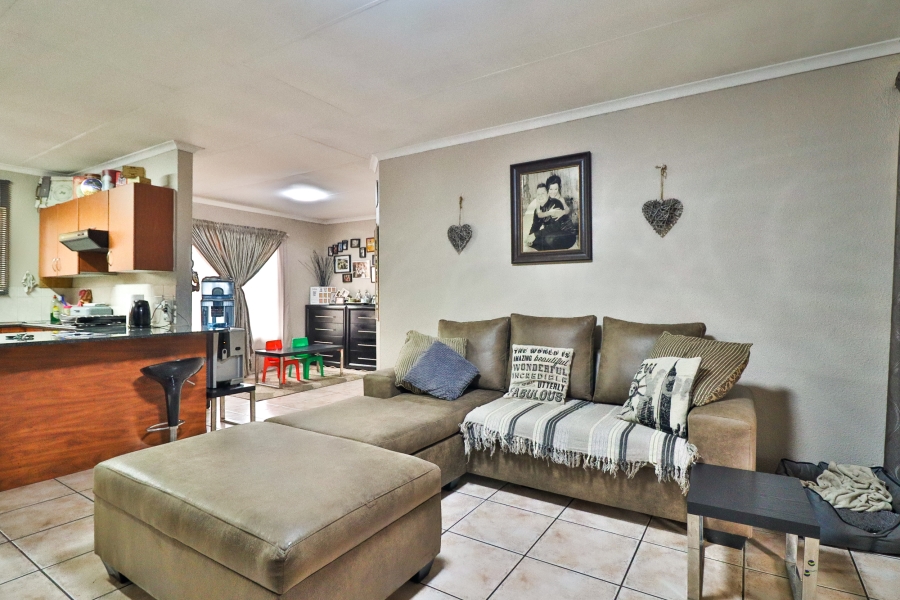 2 Bedroom Property for Sale in Rooihuiskraal Gauteng