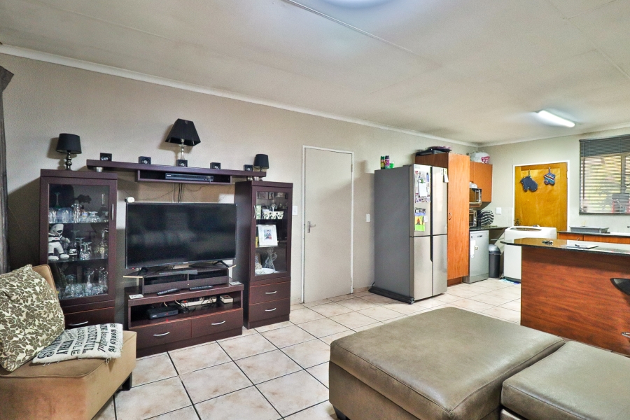 2 Bedroom Property for Sale in Rooihuiskraal Gauteng