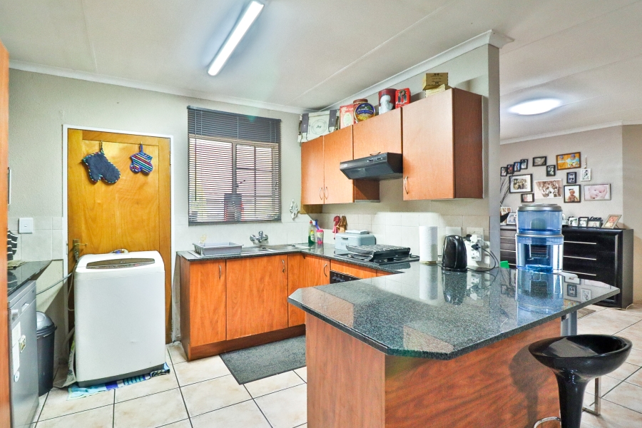 2 Bedroom Property for Sale in Rooihuiskraal Gauteng