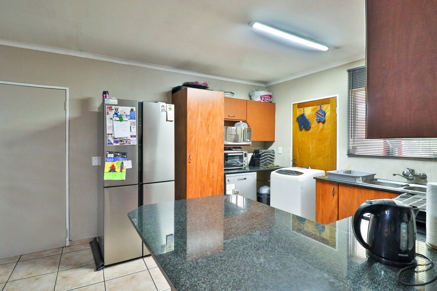 2 Bedroom Property for Sale in Rooihuiskraal Gauteng