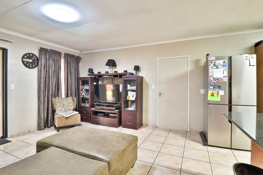 2 Bedroom Property for Sale in Rooihuiskraal Gauteng
