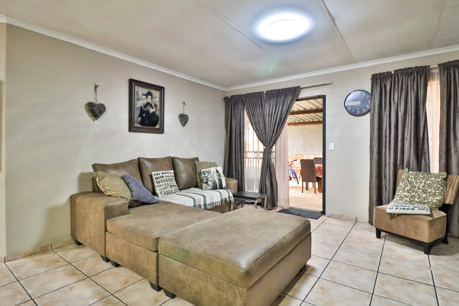 2 Bedroom Property for Sale in Rooihuiskraal Gauteng