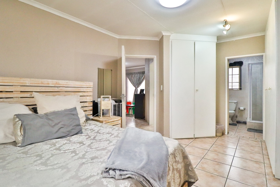 2 Bedroom Property for Sale in Rooihuiskraal Gauteng