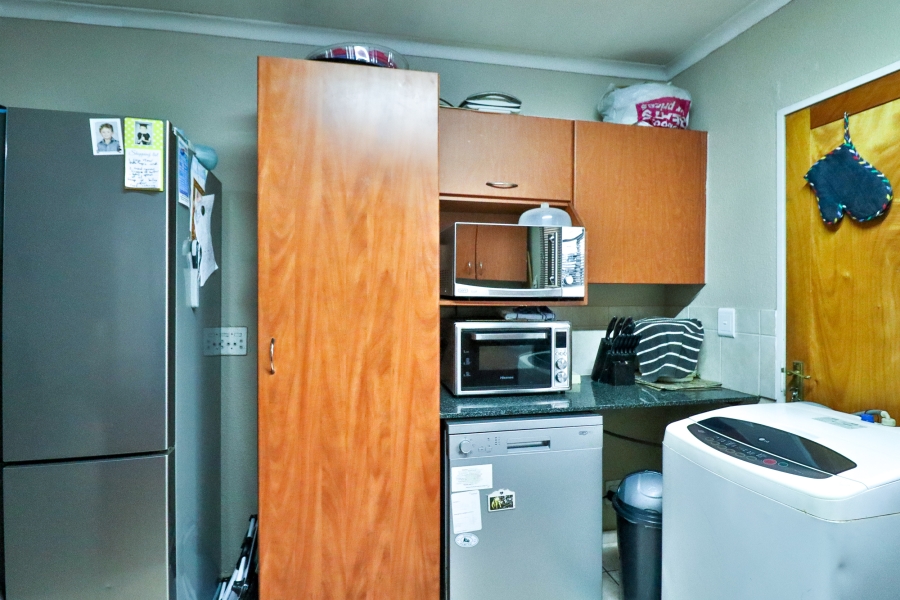 2 Bedroom Property for Sale in Rooihuiskraal Gauteng