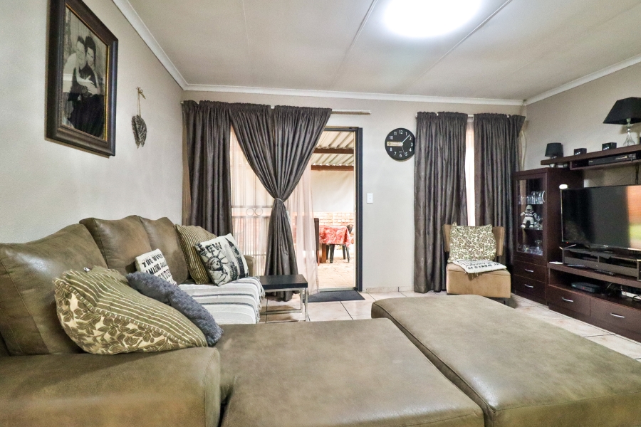 2 Bedroom Property for Sale in Rooihuiskraal Gauteng
