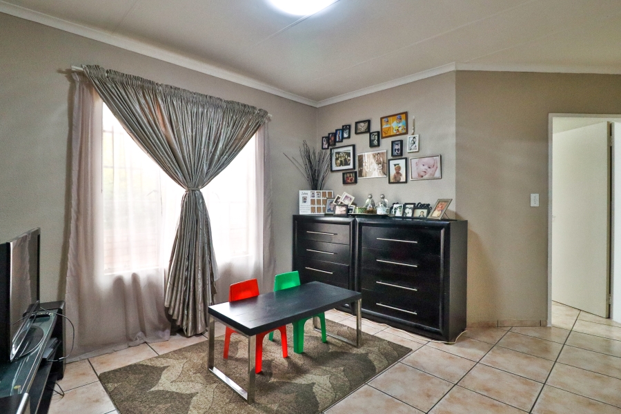 2 Bedroom Property for Sale in Rooihuiskraal Gauteng